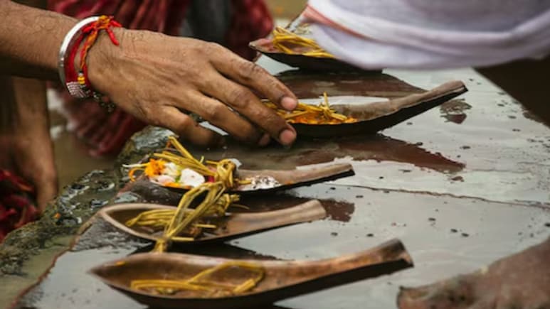 Pitru Paksh 2025: पितृपक्षात 'हे' फोटो चुकूनही माध्यमांवर पोस्ट करु नका;  कारणही जाणून घ्या