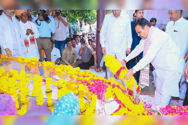 मंत्री कंवरलाल मीणा को श्रद्धांजलि देते हुए सीएम भजनलाल शर्मा मंत्री कंवरलाल मीणा को श्रद्धांजलि देते हुए सीएम भजनलाल शर्मा