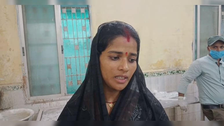 बच्चे को मां की गोद से छीना, जमीन पर पटका... डरा रहा बंदरों का आतंक, जिंदगी-मौत के बीच झूल रहा मासूम