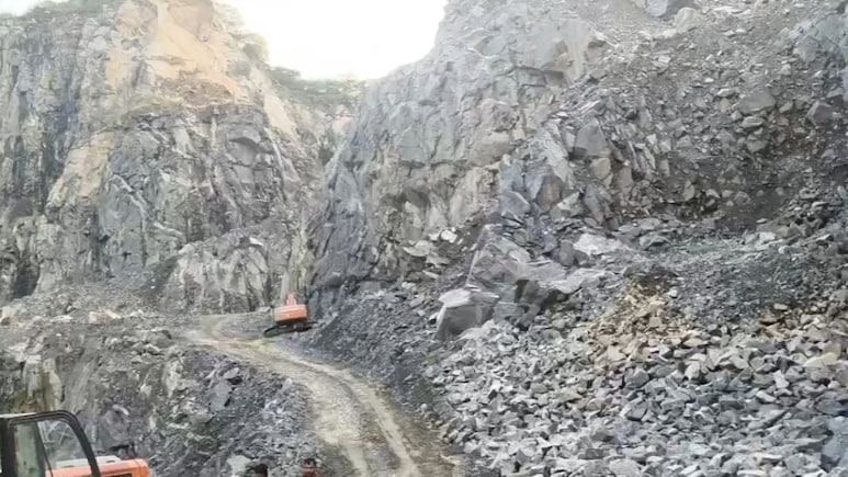 राजस्थान के सीकर में बड़ा हादसा, पहाड़ दरकने से माइंस में दबे मजदूर; एक की मिली डेड बॉडी