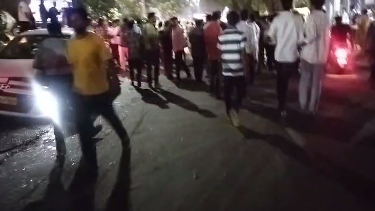 Tragic Accident: इंदौर के एयरपोर्ट रोड पर बड़ा हादसा, ट्रक ने कई लोगों को कुचला; अब तक 3 की मौत Tragic Accident: इंदौर के एयरपोर्ट रोड पर बड़ा हादसा, ट्रक ने कई लोगों को कुचला; अब तक 3 की मौत