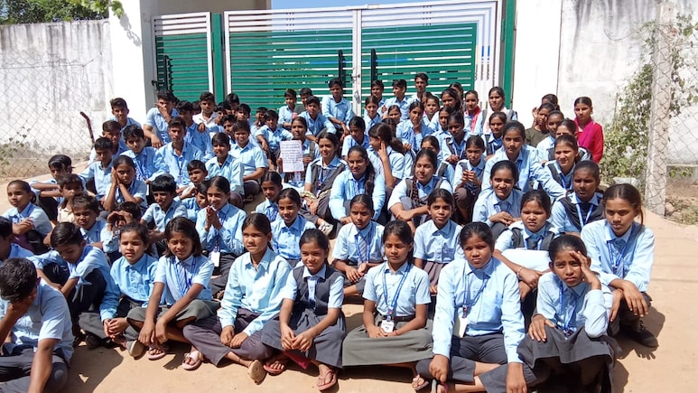 Rajasthan: प्रिंसिपल के ट्रांसफर के विरोध में स्कूल पर ताला जड़ कर बैठ बच्चे, 7 दिन से ग्रामीण भी दे रहे हैं धरना