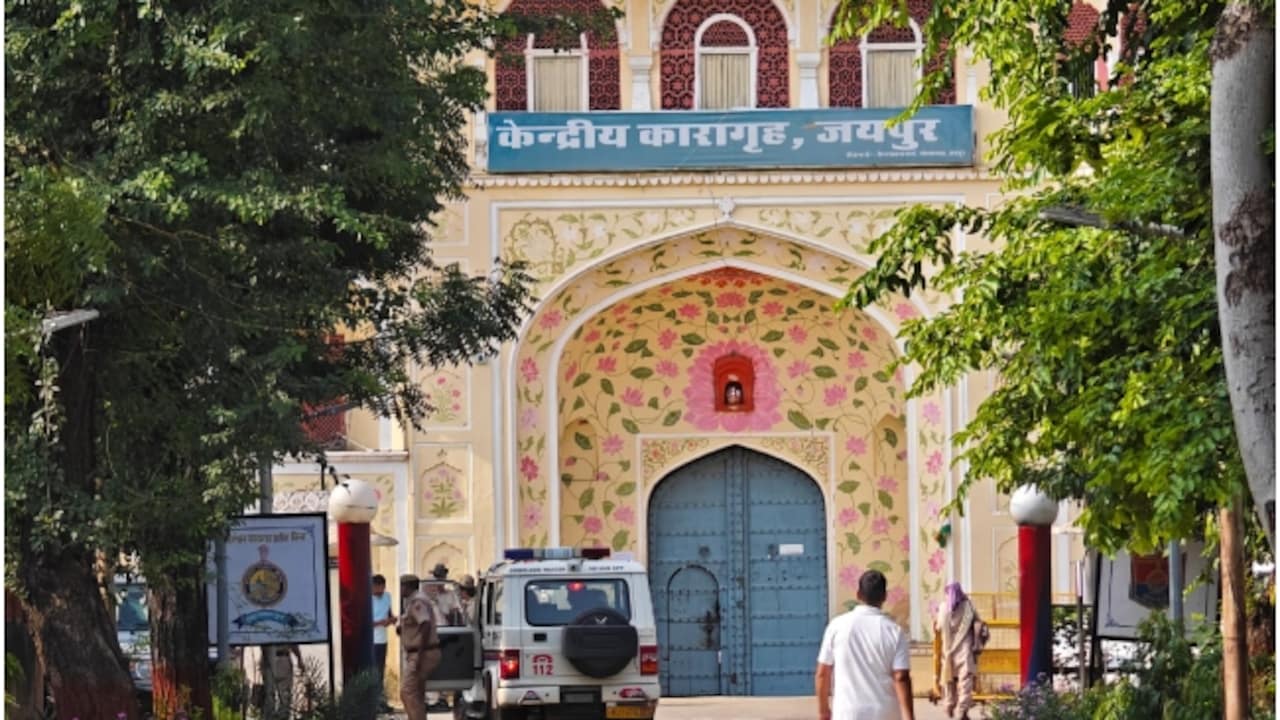 जयपुर सेंट्रल जेल परिसर में खुलेआम तंबाकू-सिगरेट की बिक्री, निजी कैंटीन पर IG समेत कई अधिकारी तलब