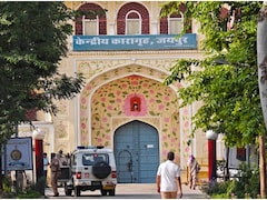जयपुर सेंट्रल जेल परिसर में खुलेआम तंबाकू-सिगरेट की बिक्री, निजी कैंटीन पर IG समेत कई अधिकारी तलब
