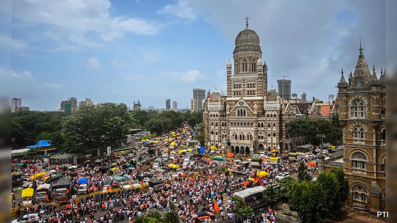 Amid Maratha Quota Stir Traffic Chaos, Judge Walks To Reach High Court Amid Maratha Quota Stir Traffic Chaos, Judge Walks To Reach High Court