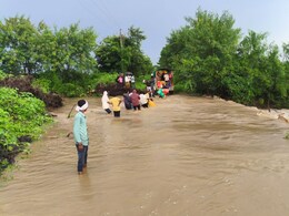 Beed School Holiday: बीडमध्ये शाळा-महाविद्यालयांना सुट्टी, मुसळधार पावसाने 36 गावांचा संपर्क तुटला Beed School Holiday: बीडमध्ये शाळा-महाविद्यालयांना सुट्टी, मुसळधार पावसाने 36 गावांचा संपर्क तुटला