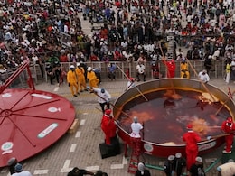 Nigerian Chef Attempts To Make World's Largest Pot Of Jollof Rice Nigerian Chef Attempts To Make World's Largest Pot Of Jollof Rice