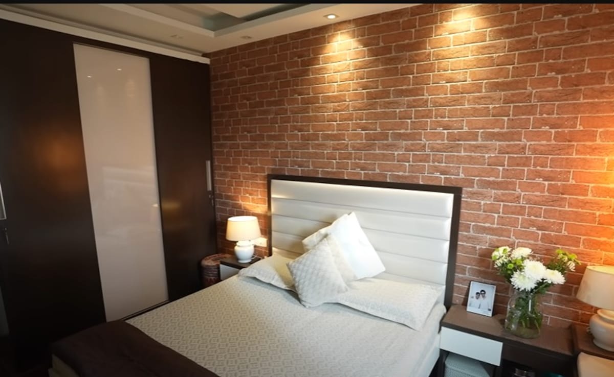 Inside Rohit Sarafs Mumbai home. Photo: Youtube/FarahKhan Inside Rohit Sarafs Mumbai home. Photo: Youtube/FarahKhan