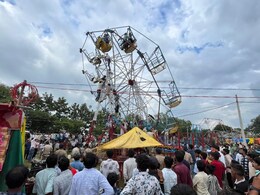 मेले में लगा झूला अचानक जमीन में धंसा, जान पर आई आफत; लोगों की सूझबूझ से टला हादसा