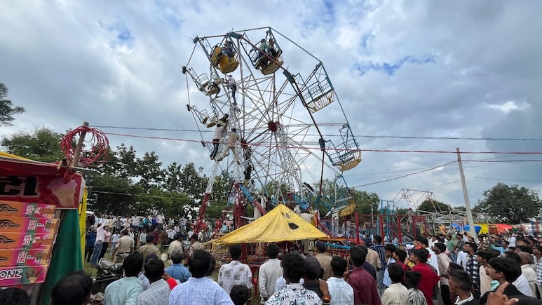 मेले में लगा झूला अचानक जमीन में धंसा, जान पर आई आफत; लोगों की सूझबूझ से टला हादसा मेले में लगा झूला अचानक जमीन में धंसा, जान पर आई आफत; लोगों की सूझबूझ से टला हादसा