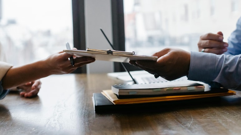 14 Bizarre Visa Questions That Travellers Have Actually Faced Globally