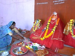 Maa Jijibai Temple Bhopal: जूते-चप्पलों से सजता है माता का यह मंद‍िर, मां नहीं बेटी बनकर विराजती हैं देवी 