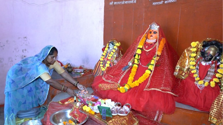 Maa Jijibai Temple Bhopal: जूते-चप्पलों से सजता है माता का यह मंद‍िर, मां नहीं बेटी बनकर विराजती हैं देवी 