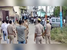 मेरठ में गुर्जर और पुलिस आमने सामने, हो गया पथराव, कई लोग हिरासत में मेरठ में गुर्जर और पुलिस आमने सामने, हो गया पथराव, कई लोग हिरासत में