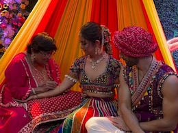 अविका गौर की मेहंदी सेरेमनी का वीडियो, 'आनंदी' ने मेहंदी में लिखवाया पति ही नहीं ससुरालवालों का भी नाम अविका गौर की मेहंदी सेरेमनी का वीडियो, 'आनंदी' ने मेहंदी में लिखवाया पति ही नहीं ससुरालवालों का भी नाम
