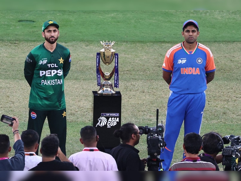 Ravi Shastri Talks To Suryakumar Yadav, Waqar Younis To Pakistan Captain At Toss As Asia Cup 2025 Final Starts On Surprising Note