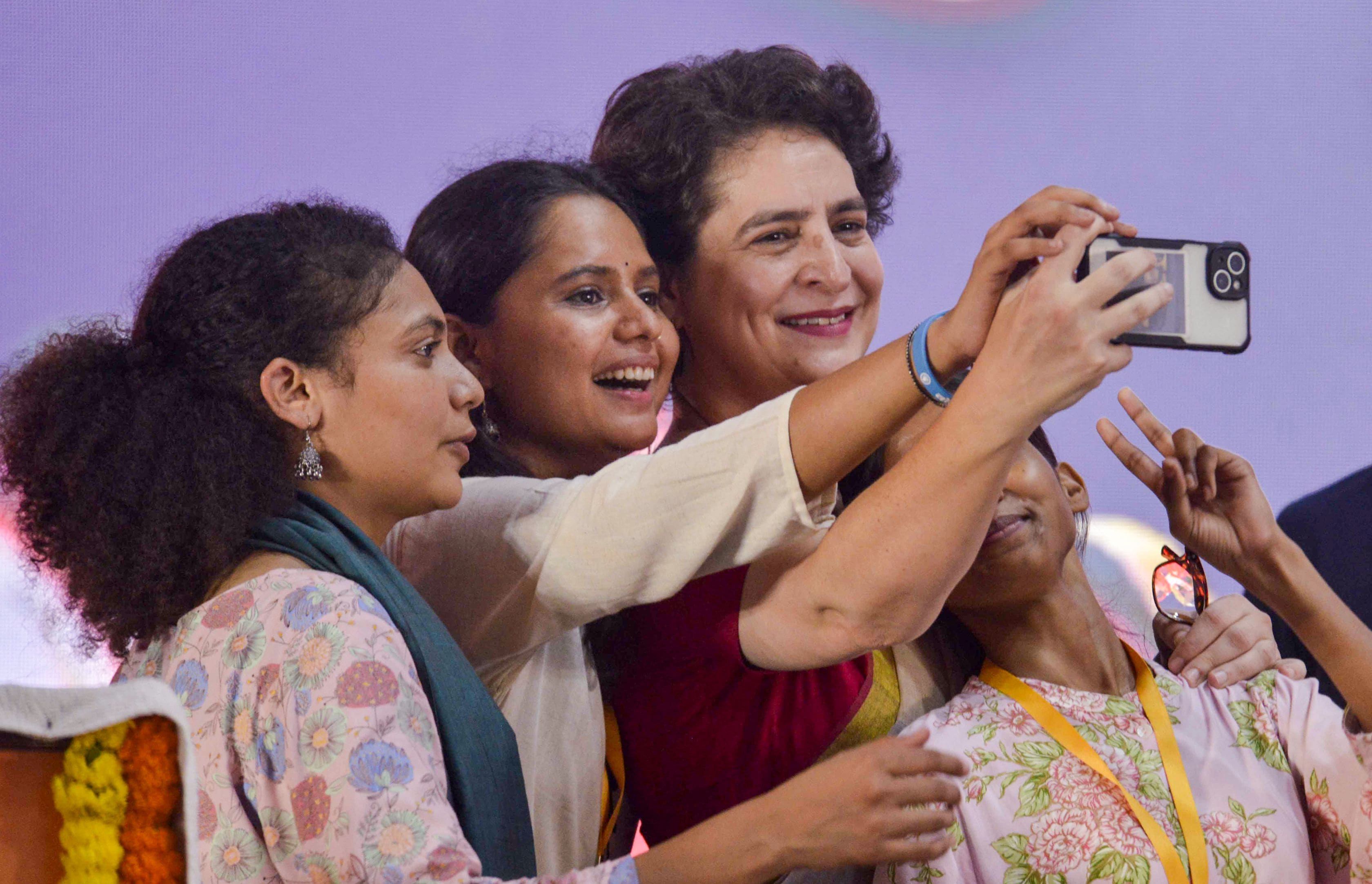 प्रियंका गांधी ने मोतिहारी में रैली को संबोधित किया. प्रियंका गांधी ने मोतिहारी में रैली को संबोधित किया.
