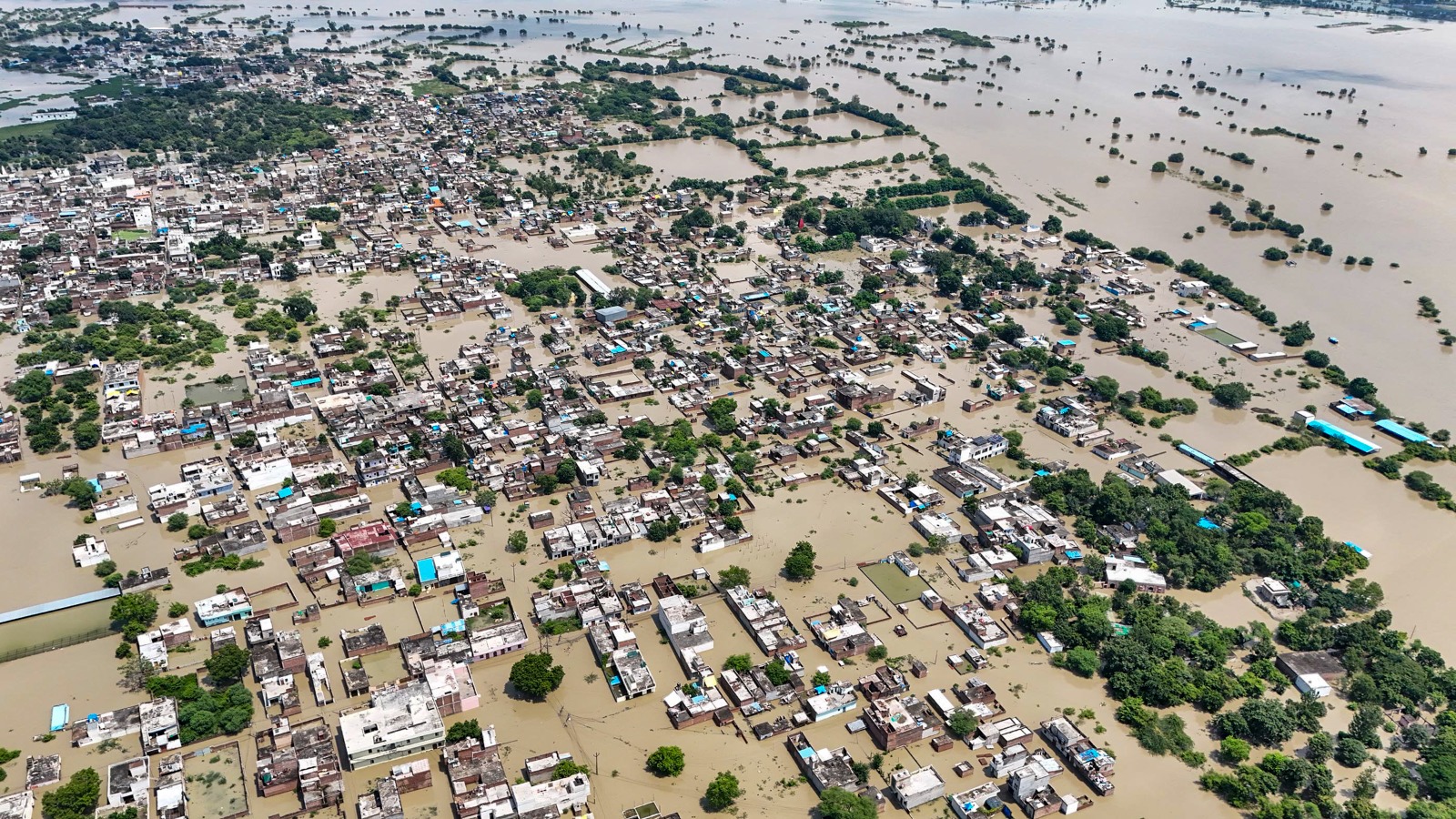 यमुना मैया को मनाओ रे कान्हा! मथुरा और वृंदावन में जल प्रलय का हाल देखिए