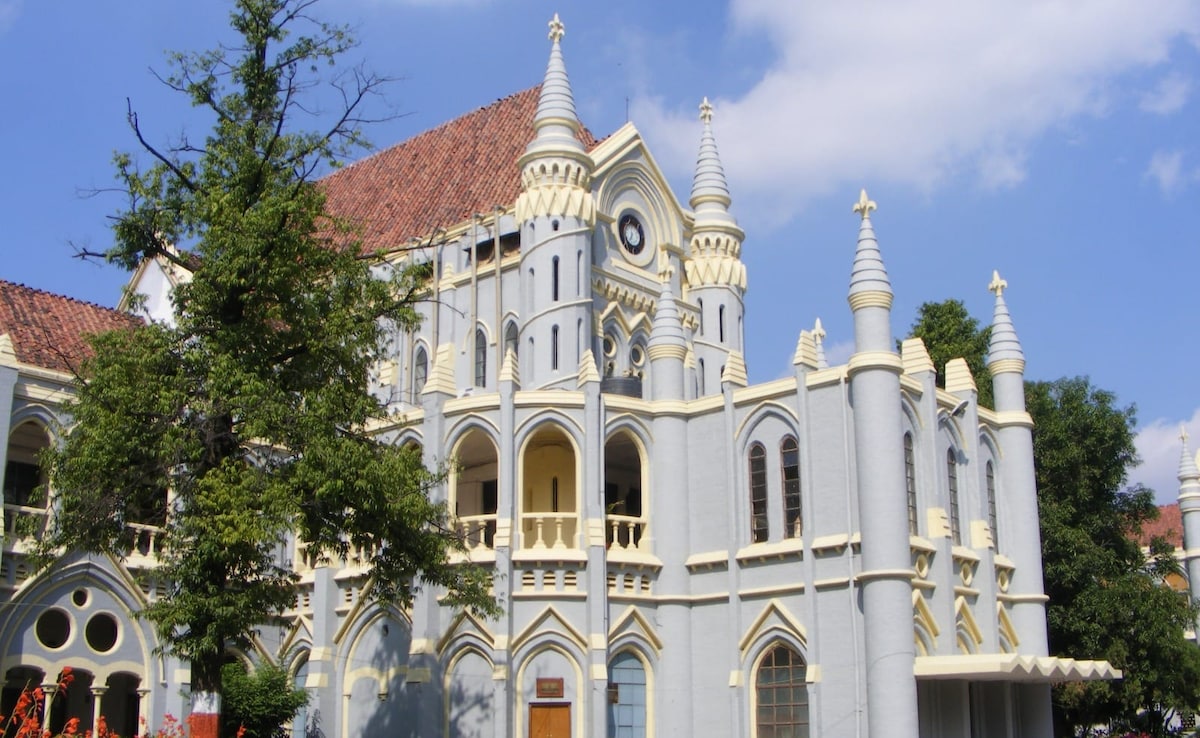 मौत के बाद भी प्रमोशन...MP हाईकोर्ट ने सुनाया ऐतिहासिक फैसला, कहा- अधिकार व्यक्ति के साथ खत्म नहीं होते