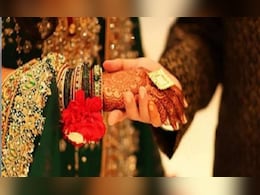 शादी के दिन फाड़ दिए जाते हैं दूल्हे के कपड़े, भारत के इस समुदाय में है ये अजीब परंपरा शादी के दिन फाड़ दिए जाते हैं दूल्हे के कपड़े, भारत के इस समुदाय में है ये अजीब परंपरा