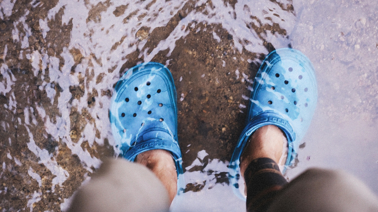 Get easy ways to style clogs without looking outdated