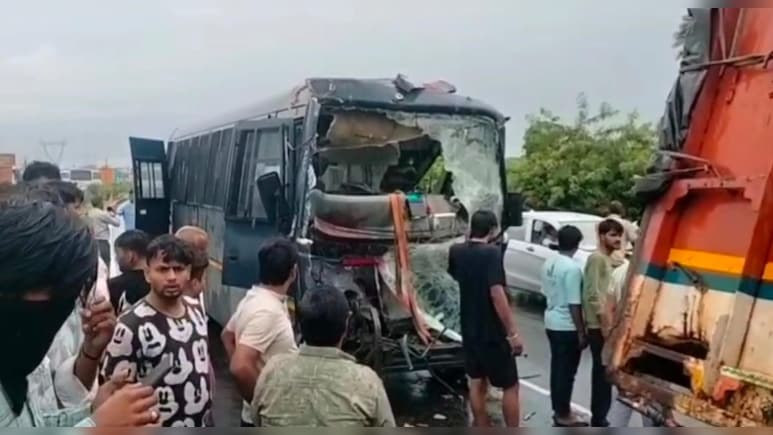 अपराध‍ियों को कोर्ट ले जा रही पुल‍िस वैन की ट्रक से टक्‍कर, दो पुल‍िसकर्म‍ियों की हालत गंभीर