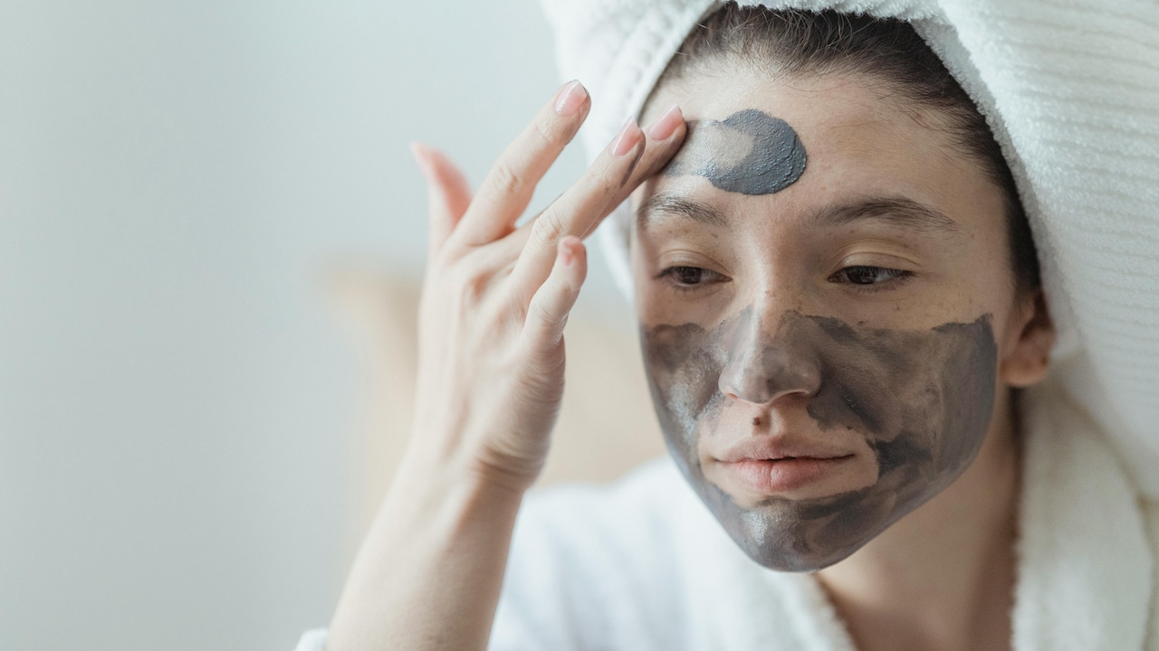 Get clay mask for face to hydrate your skin in this season