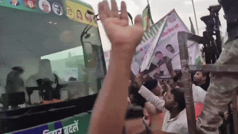 जबरिया जोड़ी! राजद संग गठबंधन की मांग लिए तेजस्‍वी की गाड़ी के आगे आए AIMIM कार्यकर्ता, फिर हुआ बवाल