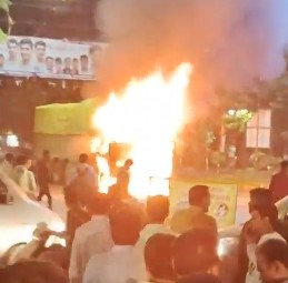 इंदौर में एयरपोर्ट रोड पर ट्रक ने कई राहगीरों को कुचला, दो की मौत