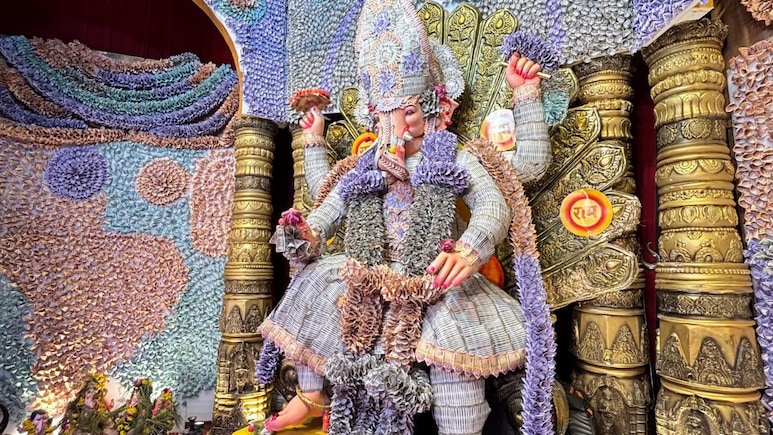 Ganesh Chaturthi 2025:1 करोड़ 51 लाख के नोटों से सजा 'उदयपुर चा राजा' का शाही दरबार, देखकर दंग रह गए भक्त Ganesh Chaturthi 2025:1 करोड़ 51 लाख के नोटों से सजा 'उदयपुर चा राजा' का शाही दरबार, देखकर दंग रह गए भक्त