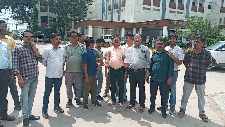 Samvida Niti 2023: संविदा नीति को लेकर मनरेगा के संविदा इंजीनियर देंगे सामूहिक इस्तीफा, जानिए क्या हैं मांगें? Samvida Niti 2023: संविदा नीति को लेकर मनरेगा के संविदा इंजीनियर देंगे सामूहिक इस्तीफा, जानिए क्या हैं मांगें?