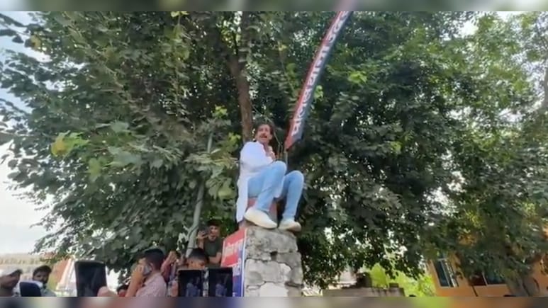 Rajasthan: उदयपुरवाटी में 94 बीघा जमीन विवाद मामला, थाने का बाहर ज़ोरदार प्रदर्शन; खंबे पर चढ़े राजेंद्र गुढ़ा