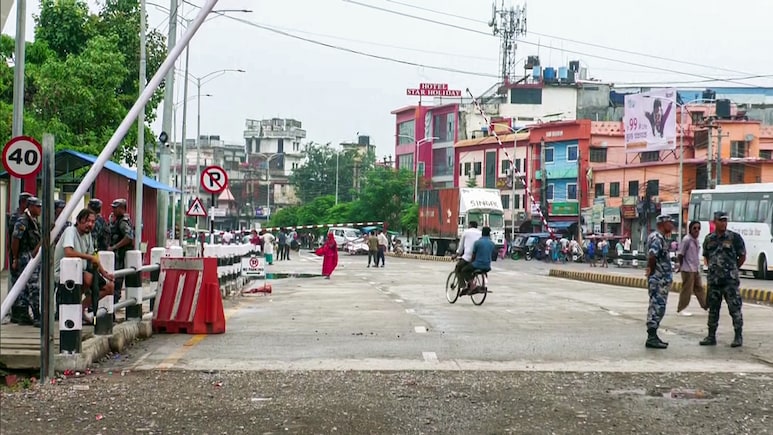 नेपाल में मचे बवाल के बीच जेल से भागे कैदी ने कहा- मुझे सरेंडर करना है तो पुलिस ने कुछ यूं दिया जवाब नेपाल में मचे बवाल के बीच जेल से भागे कैदी ने कहा- मुझे सरेंडर करना है तो पुलिस ने कुछ यूं दिया जवाब