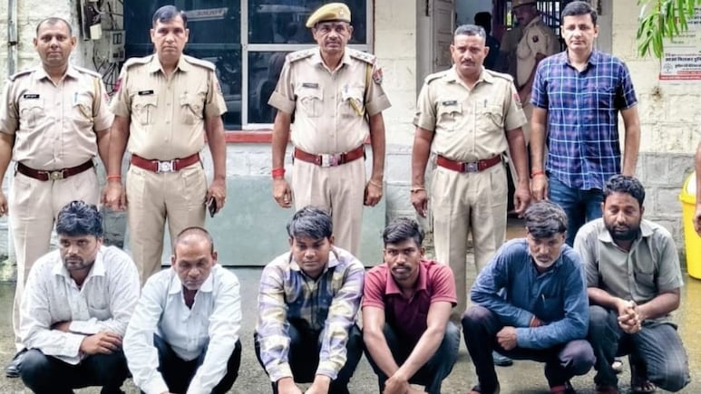 Rajasthan: सेना जवान के बाद नशा तस्करी मामले में अब शिक्षक गिरफ्तार, पुलिस ने 7 लोगों को पकड़ा Rajasthan: सेना जवान के बाद नशा तस्करी मामले में अब शिक्षक गिरफ्तार, पुलिस ने 7 लोगों को पकड़ा