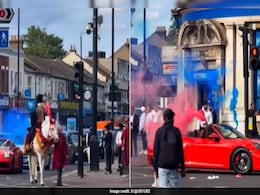 Luxury Cars, Smoke bombs, Honking: Viral Video Of <i>Baraat</i> In London Sparks Debate Luxury Cars, Smoke bombs, Honking: Viral Video Of <i>Baraat</i> In London Sparks Debate