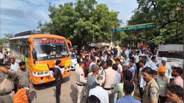 Fertilizers Crisis: सड़क पर फिर उतर गए किसान; सतना-पन्ना मार्ग किया जाम, खाद को लेकर अन्नदाता परेशान Fertilizers Crisis: सड़क पर फिर उतर गए किसान; सतना-पन्ना मार्ग किया जाम, खाद को लेकर अन्नदाता परेशान