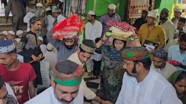Ajmer Sharif: अजमेर शरीफ में एकता कपूर ने चढ़ाई चादर, पैन इंडिया प्रोजेक्ट ‘वरुसषभा’ की सक्सेस के लिए बांधा मन्नत का धागा