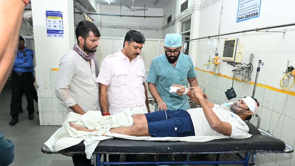 राजस्थान यूनिवर्सिटी में NSUI कार्यकर्ताओं पर लाठीचार्ज, हालचाल लेने जूली पहुंचे हॉस्पिटल; गहलोत-पायलट भी बरसे | Rajasthan University NSUI workers lathi-charged ...