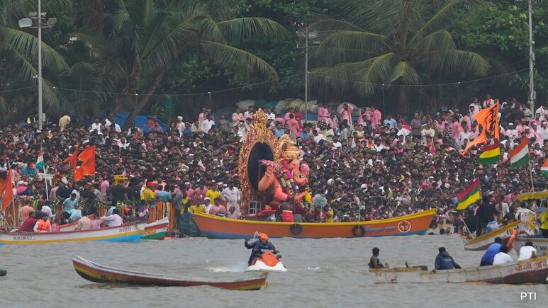 Lalbaugcha Raja Idol Immersion Expected At Around 11 pm Lalbaugcha Raja Idol Immersion Expected At Around 11 pm