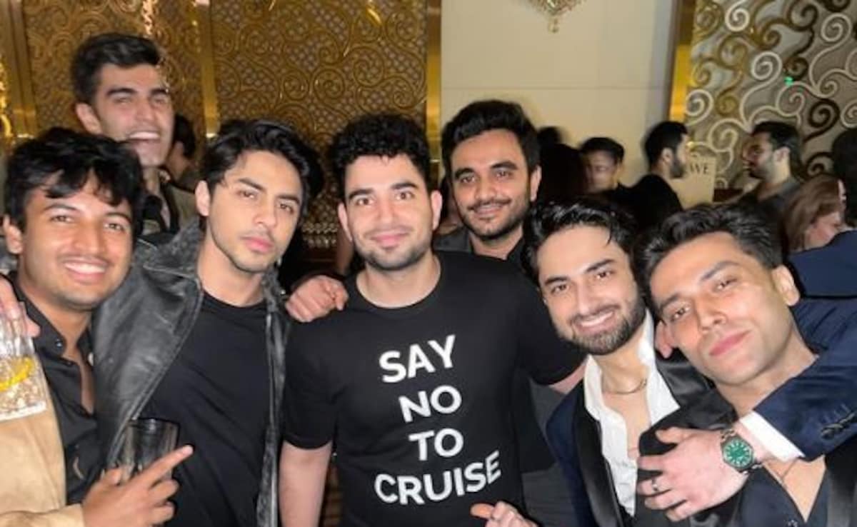 Samay Raina In "Say No To Cruise" T-Shirt Poses With Aryan Khan. Pic Courtesy: Cousin Arjun Chhiba