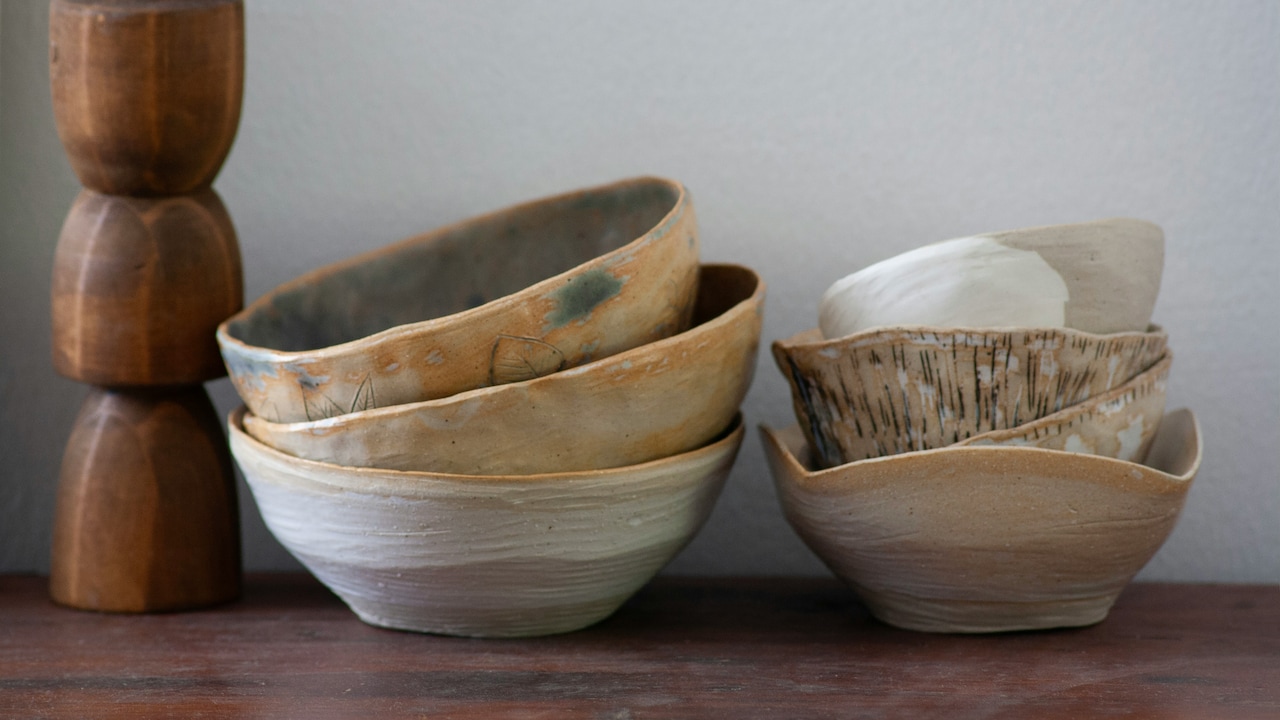 Match your table style with wooden or ceramic salad bowls