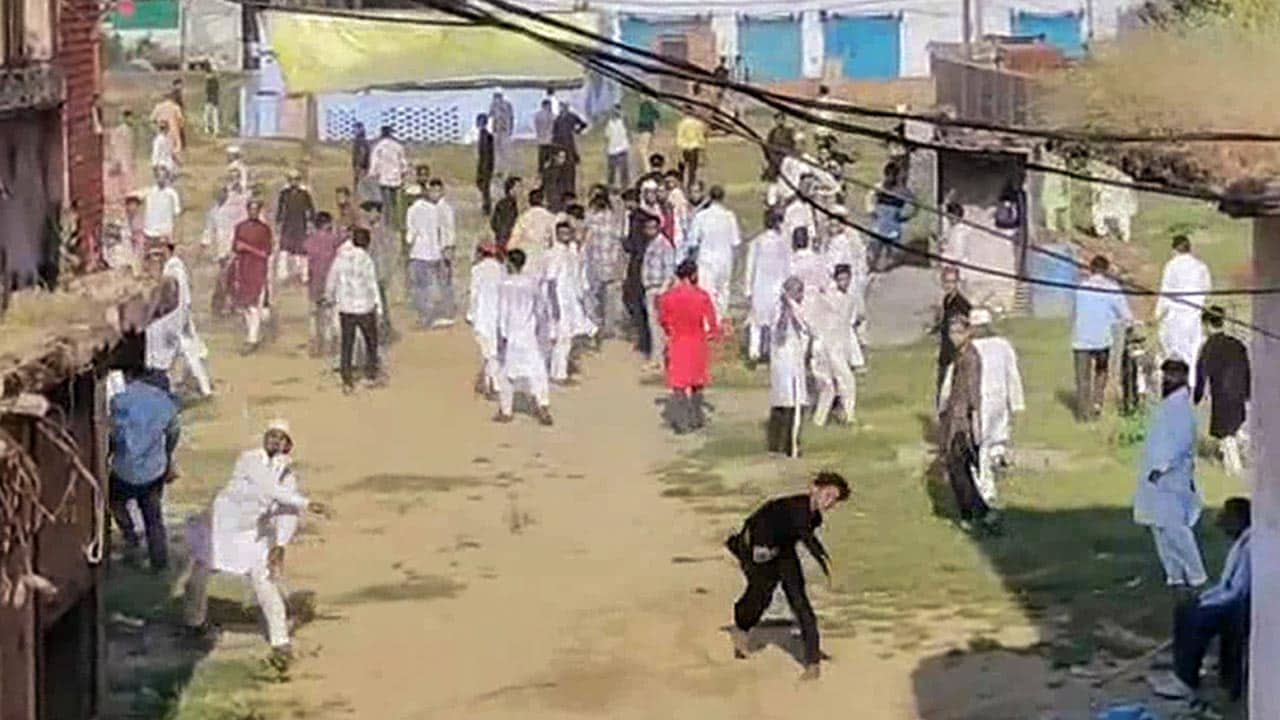 Video : Cops Crackdown After Violence: Eyewitness Narrate Bareilly Violence Horror