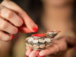 कहां से आता है सुहागनों की मांग में सजने वाला सिंदूर? बनाने से लेकर लाल रंग की कहानी तक, जानें सबकुछ कहां से आता है सुहागनों की मांग में सजने वाला सिंदूर? बनाने से लेकर लाल रंग की कहानी तक, जानें सबकुछ