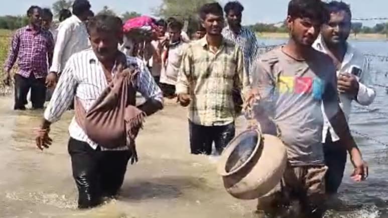 Rajasthan: तीन किलोमीटर तक पानी में डूब कर गुजरी शव यात्रा को, प्रशासन ने नहीं की मदद