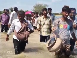 Rajasthan: तीन किलोमीटर तक पानी में डूब कर गुजरी शव यात्रा को, प्रशासन ने नहीं की मदद Rajasthan: तीन किलोमीटर तक पानी में डूब कर गुजरी शव यात्रा को, प्रशासन ने नहीं की मदद