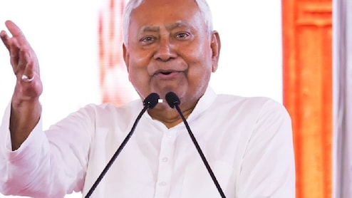 बिहार: नीतीश कुमार ने महिलाओं को दी 80 पिंक बसों की सौगात