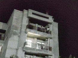 लहंगा-चुन्नी के लिए लड़की का हाई-वोल्टेज ड्रामा, 4 मंजिला इमारत पर चढ़ी; फिर DYSP ने की डिमांड पूरी लहंगा-चुन्नी के लिए लड़की का हाई-वोल्टेज ड्रामा, 4 मंजिला इमारत पर चढ़ी; फिर DYSP ने की डिमांड पूरी