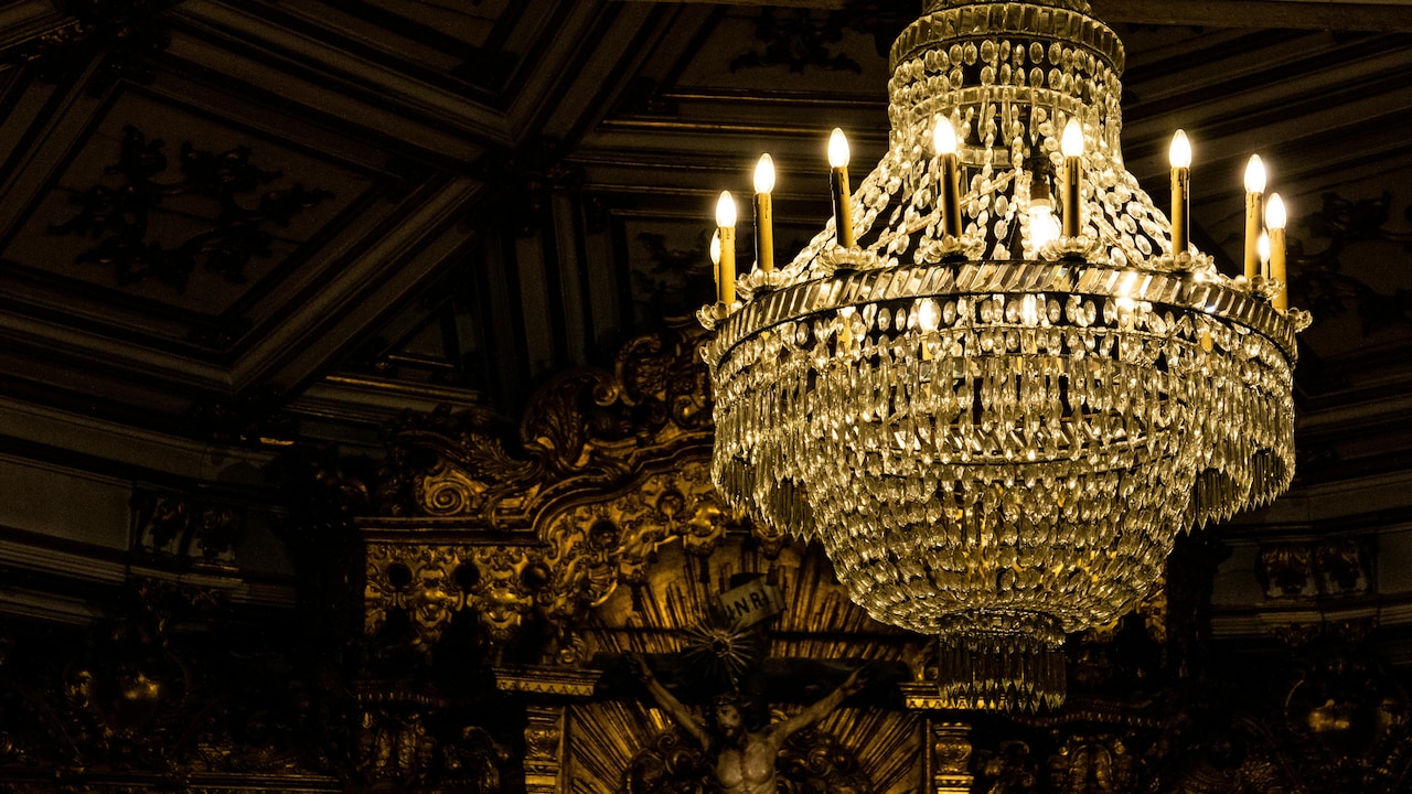 Get minimal and modern chandelier trends in 2025