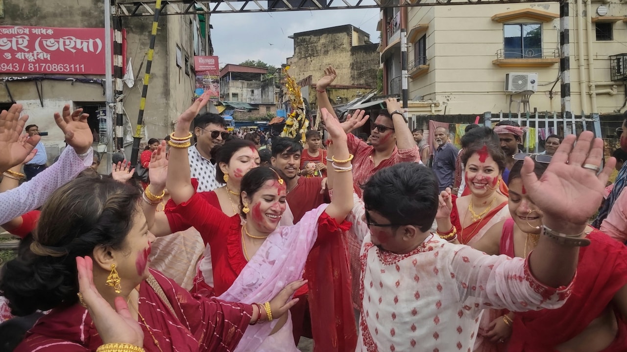 indoor Khela, dhunuchi dance, and cultural performances are Puja highlights.