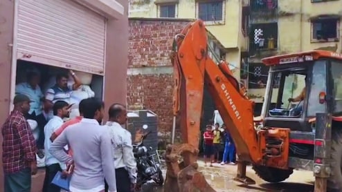 Vasai-Virar : वसई-विरारमध्ये अवैध बांधकाम माफियाची दहशत; तोडक कारवाई रोखली, मनपा कर्मचारी 3 तास ताटकळत उभे 